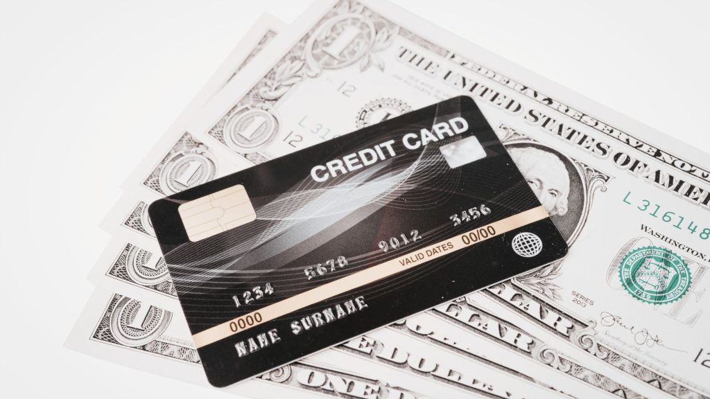 信用卡預借現金是什麼？跟信貸差別？預借現金的利息、額度、手續費多少?