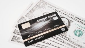 信用卡預借現金是什麼?跟信貸差別?預借現金的利息、額度、手續費多少?