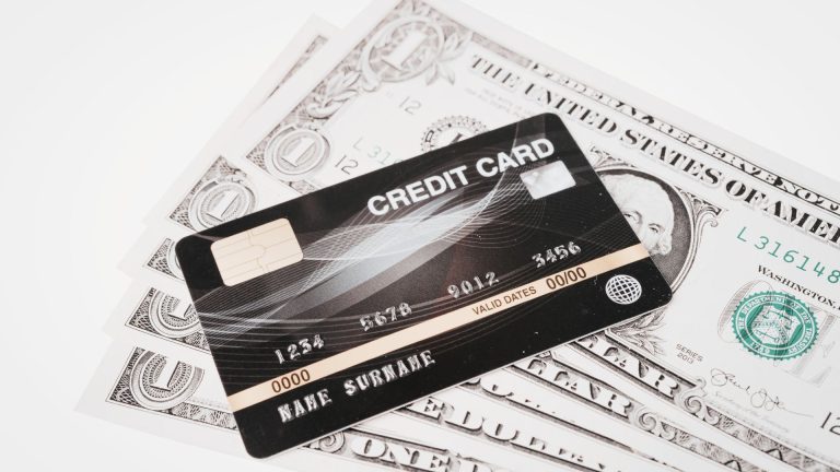 信用卡預借現金是什麼？跟信貸差別？預借現金的利息、額度、手續費多少?