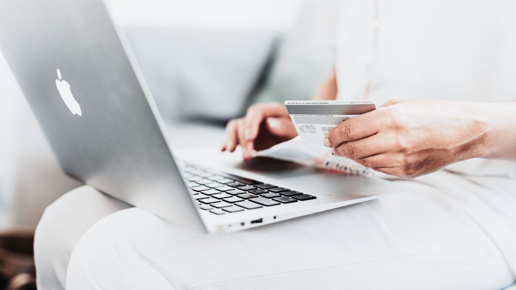 信用卡遲繳會被停卡嗎？遲繳一天、一個禮拜與一個月後果與違約金多少錢?