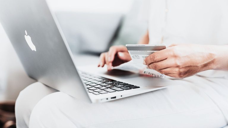 信用卡遲繳會被停卡嗎？遲繳一天、一個禮拜與一個月後果與違約金多少錢?