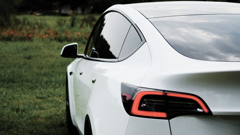 特斯拉 Model S 價格多少錢？2026 Model S二手售價、馬力與內裝